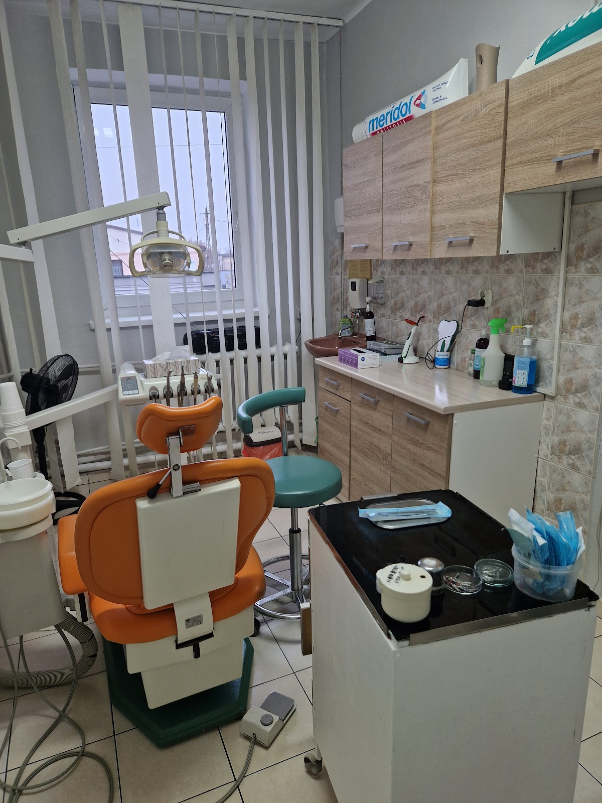 Wnętrze gabinetu stomatologicznego dr Anny Żebrowskiej w Łasku, fotel dentystyczny i meble w drewnie sonoma.